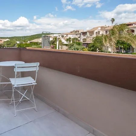 Guesthost - Elegant Beachfront Wi-fi & Parking Appartement