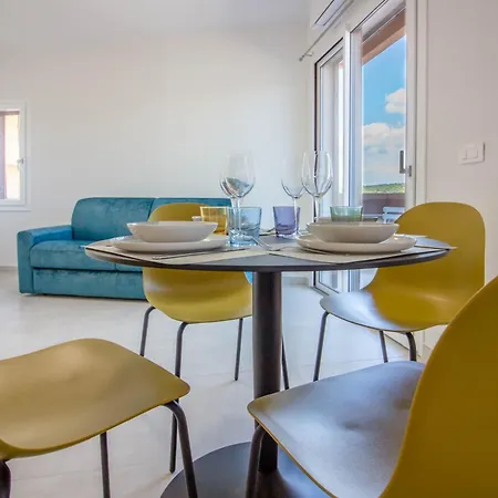 Daire Guesthost - Elegant Beachfront Wi-fi & Parking Golfo Aranci