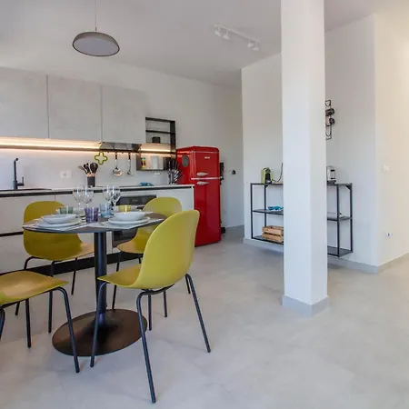 Guesthost - Elegant Beachfront Wi-fi & Parking Appartement