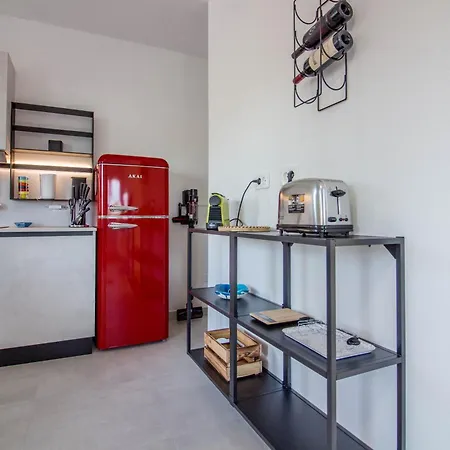 Guesthost - Elegant Beachfront Wi-fi & Parking