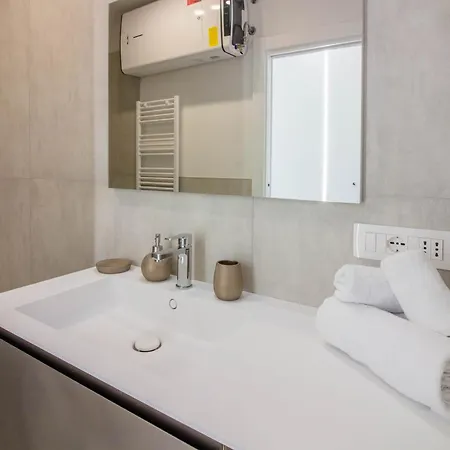 Guesthost - Elegant Beachfront Wi-fi & Parking *