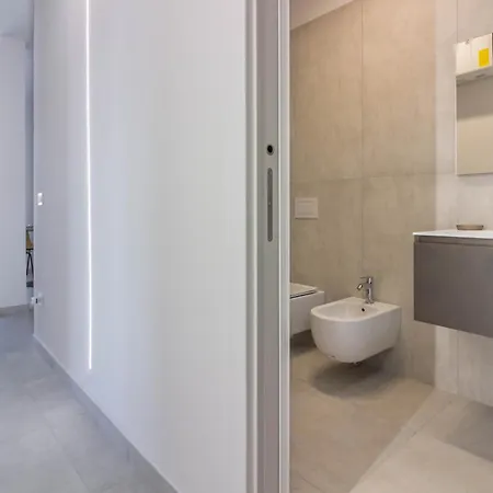 Guesthost - Elegant Beachfront Wi-fi & Parking *