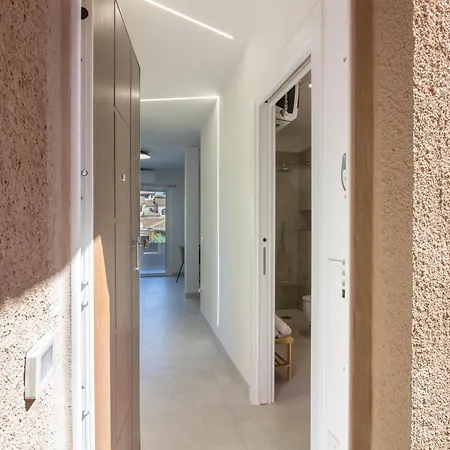 Guesthost - Elegant Beachfront Wi-fi & Parking