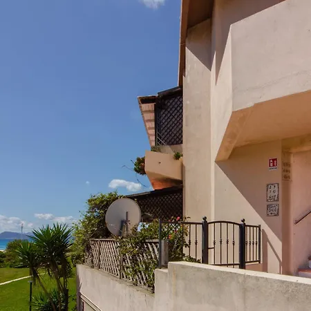 Guesthost - Elegant Beachfront Wi-fi & Parking *