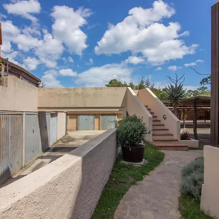 Guesthost - Elegant Beachfront Wi-fi & Parking