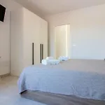 Apartamento Guesthost - Elegant Beachfront Wi-fi & Parking