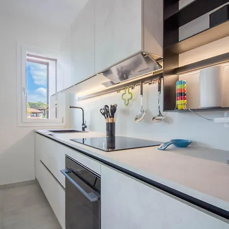 Apartment Guesthost - Elegant Beachfront Wi-fi & Parking