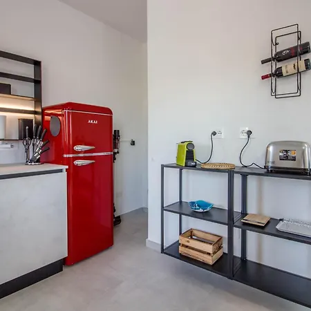 Guesthost - Elegant Beachfront Wi-fi & Parking