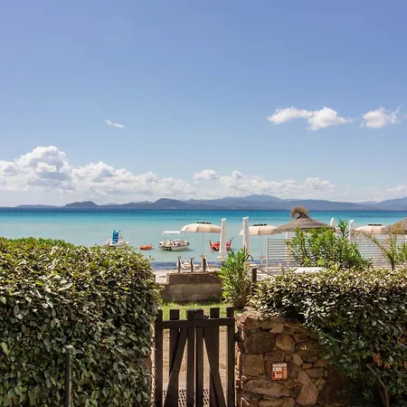 Apartment Guesthost - Elegant Beachfront Wi-fi & Parking Golfo Aranci