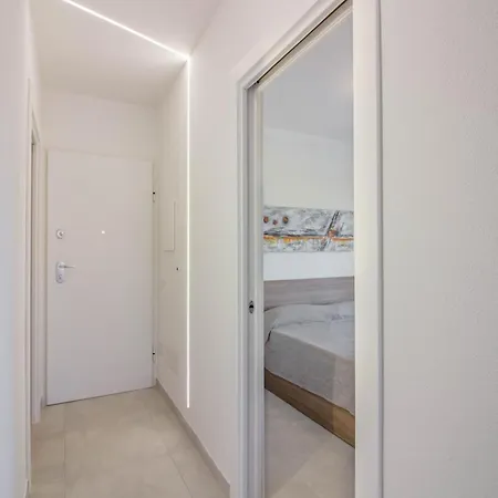 Guesthost - Elegant Beachfront Wi-fi & Parking Appartamento *