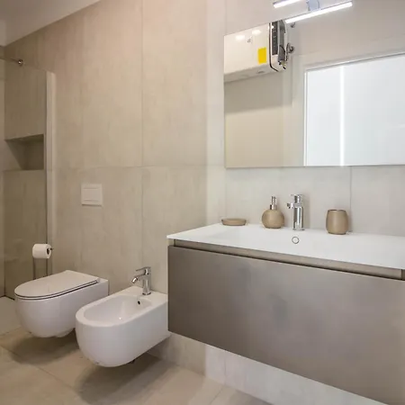 Guesthost - Elegant Beachfront Wi-fi & Parking Apartamento