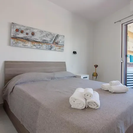 Guesthost - Elegant Beachfront Wi-fi & Parking Golfo Aranci