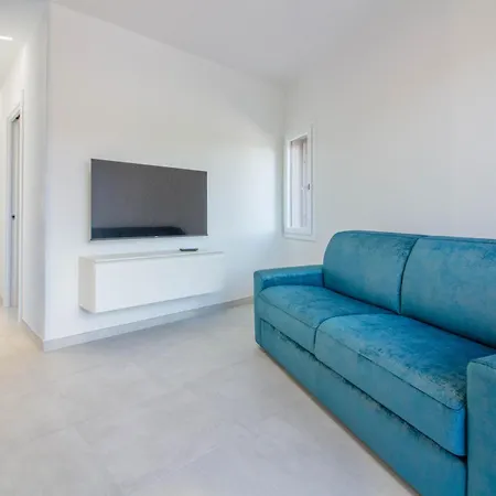 Guesthost - Elegant Beachfront Wi-fi & Parking